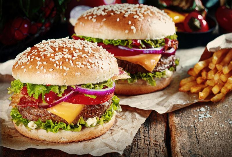 木桌上的美味汉堡包和薯条