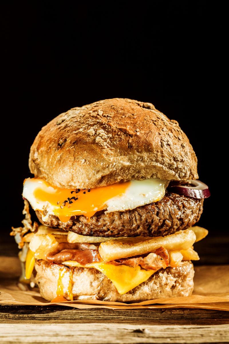 黑色背景前的鸡蛋汉堡