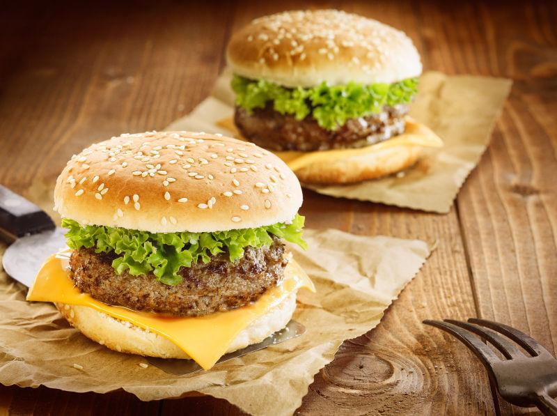 桌子上美味的芝士汉堡