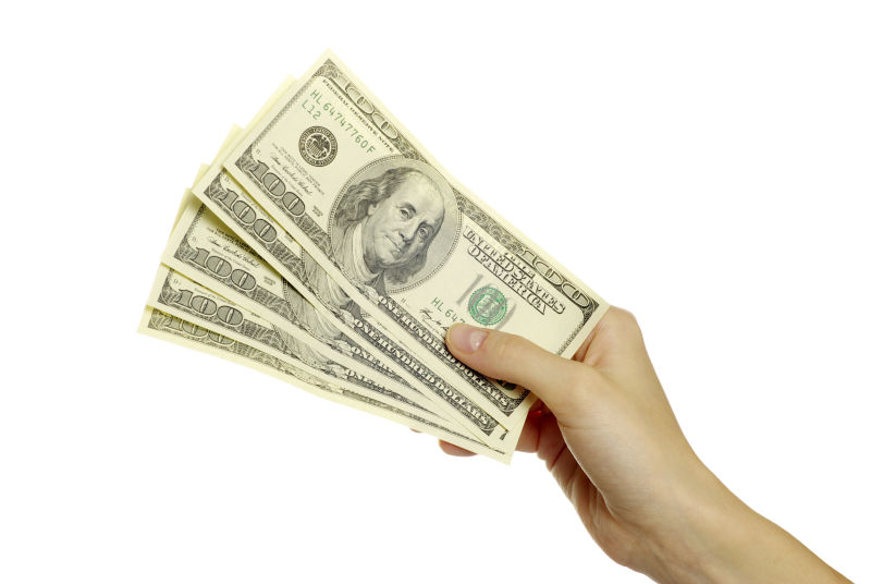 拿着百元钞票的手