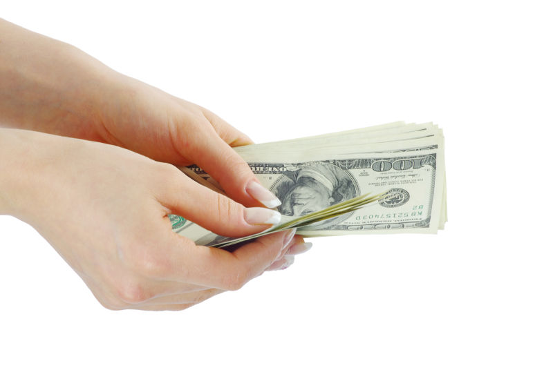双手数着美元钞票