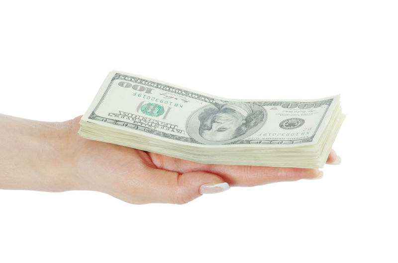 手上放着一些百元美钞