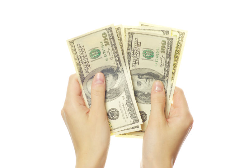 拿着五张美元的双手