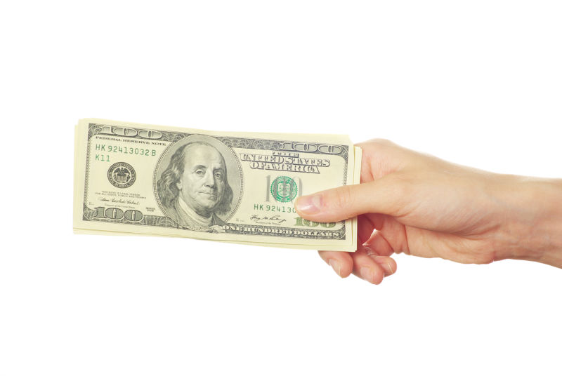 拿着一叠百元美钞的手