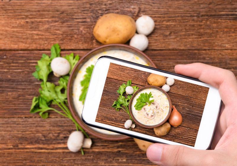 智能手机拍照蘑菇汤