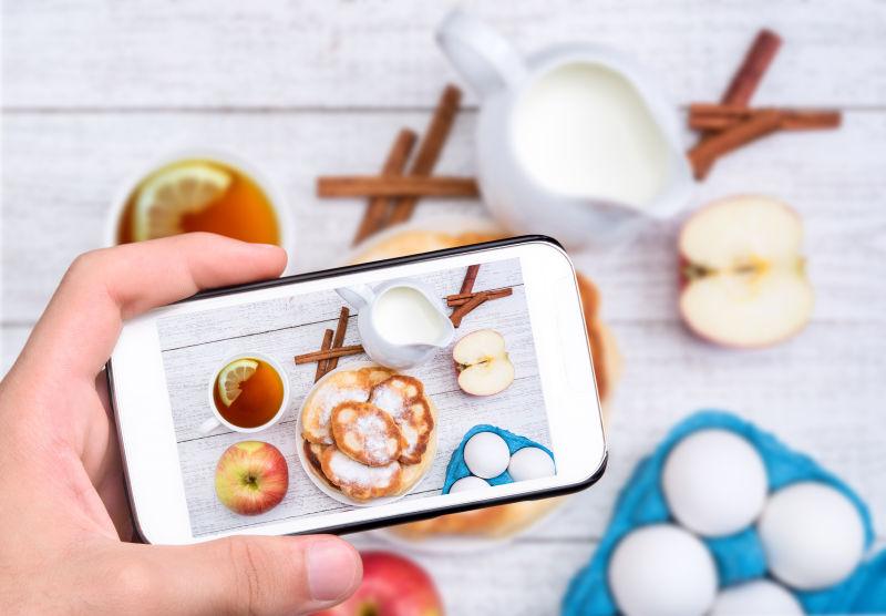 手拍照片自制苹果煎饼与智能手机