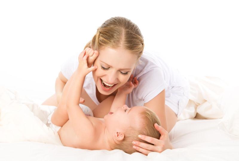 母亲和婴儿玩得开心