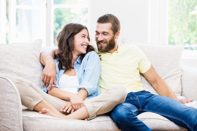 沙发上一对微笑着的外国夫妻