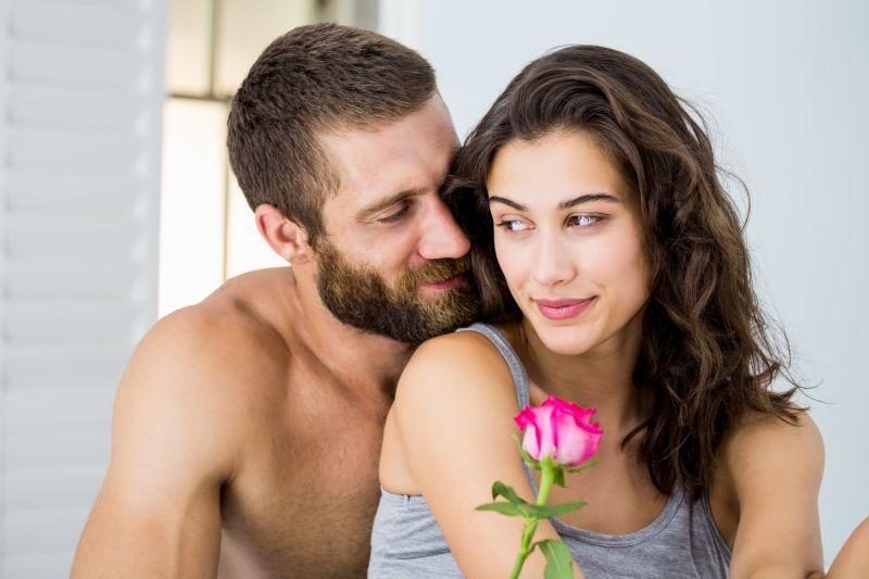 男人献给了女人一朵玫瑰花