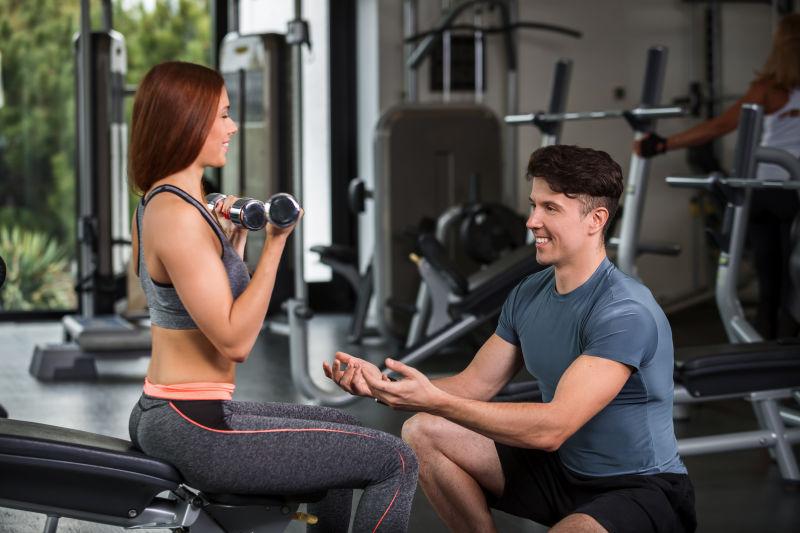 快乐运动女孩用哑铃练习