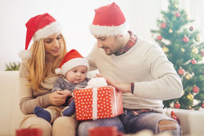 过着圣诞节的外国一家三口