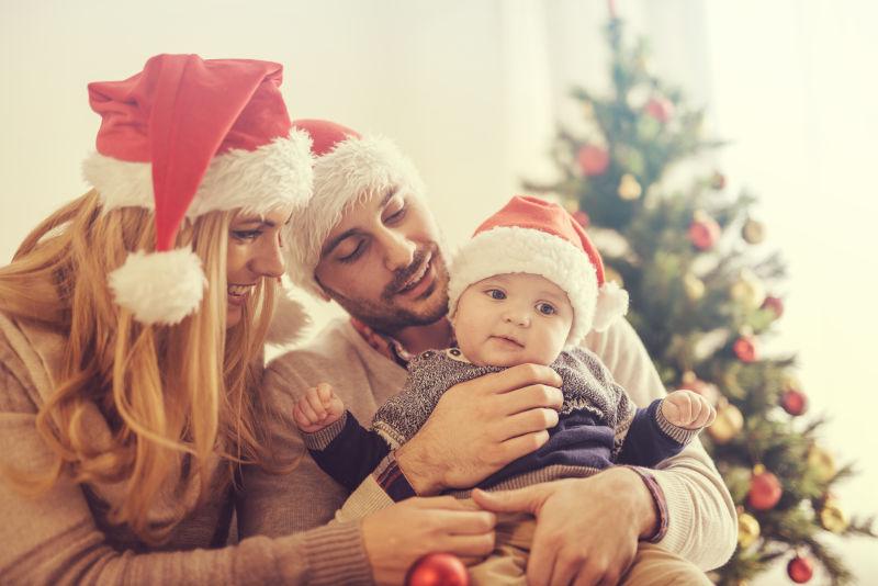 庆祝圣诞节的外国一家人