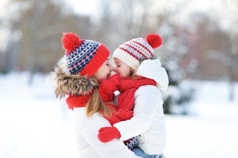 雪地里快乐的母女