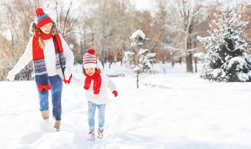 在雪地里玩的快乐的母女