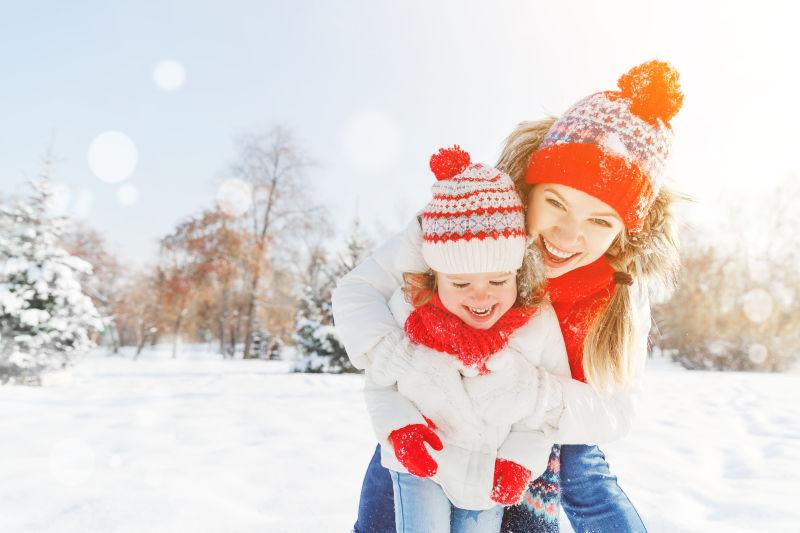 冬天散步在户外玩的开心的母女