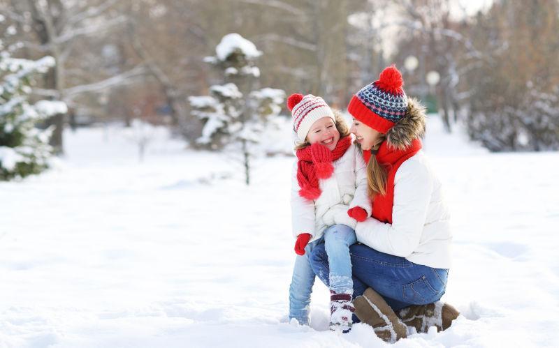 雪地里玩的很开心的母女