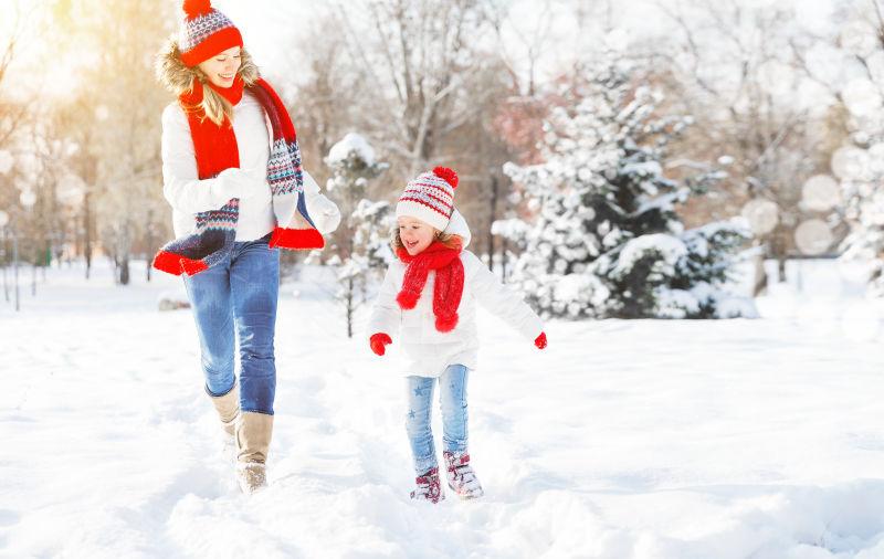 在户外玩冬天散步的母女