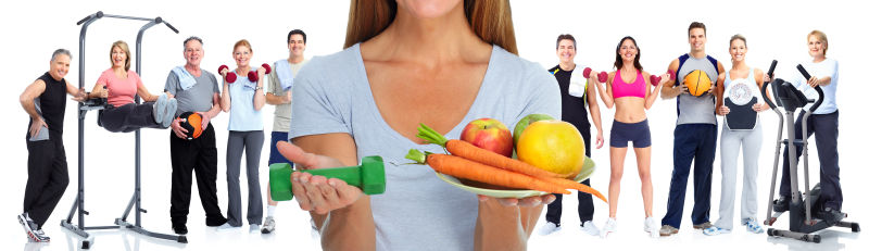 拿着一盘蔬果的健身美女