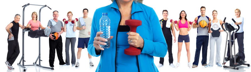 拿着矿泉水的健身员