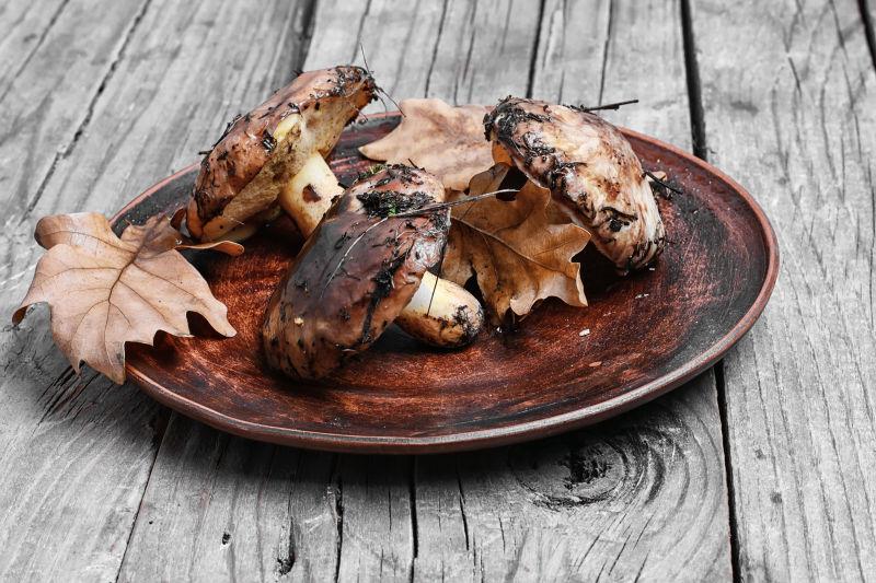 放在木板上盘子里的蘑菇