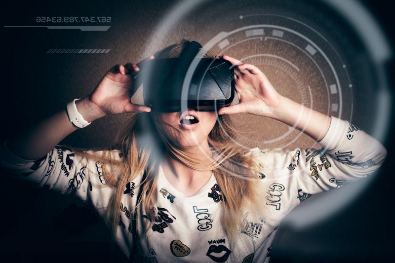 褐色背景下戴着3D眼镜-vr眼镜的惊讶的人