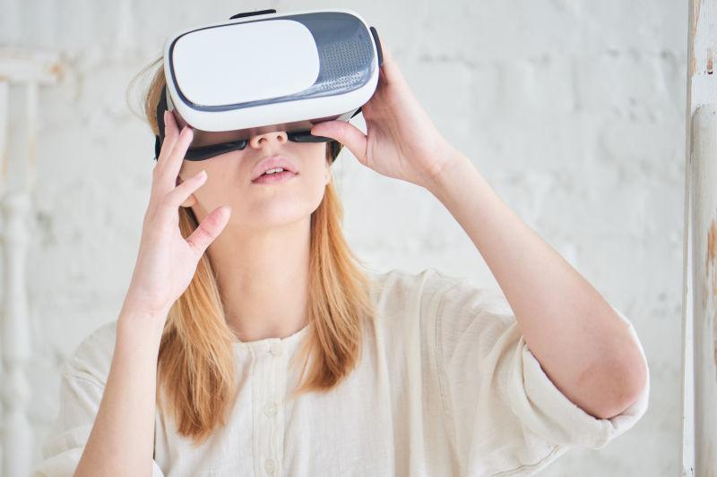 白色墙壁前穿着白色衣服戴着3D眼镜-vr眼镜的人