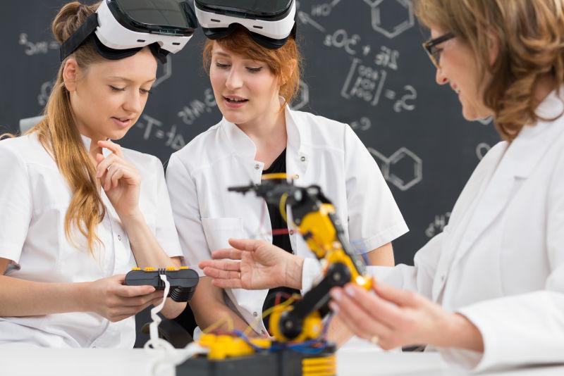 写满字的黑板前研究戴着3D眼镜-vr眼镜的人们