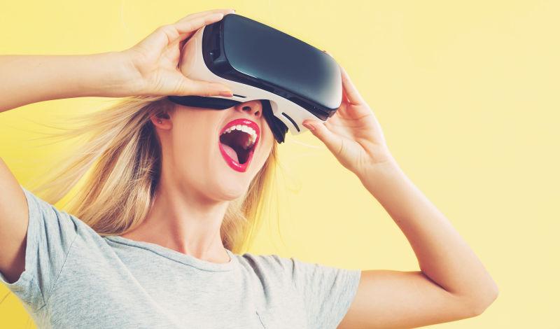 白色墙壁前穿着白色衣服戴着3d眼镜-vr眼镜的人