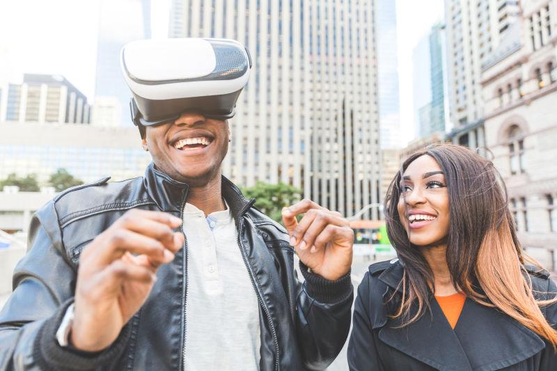 城市建筑背景前戴着3D眼镜-vr眼镜的女人和男人