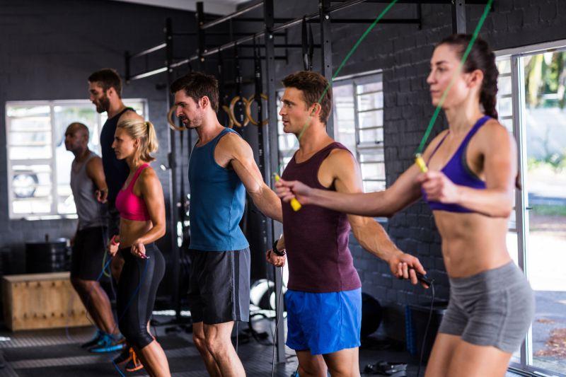 健身房里跳绳的健身小组