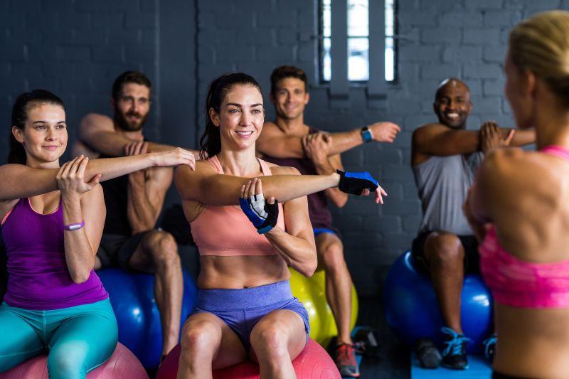 在健身房运动时微笑的健身小组