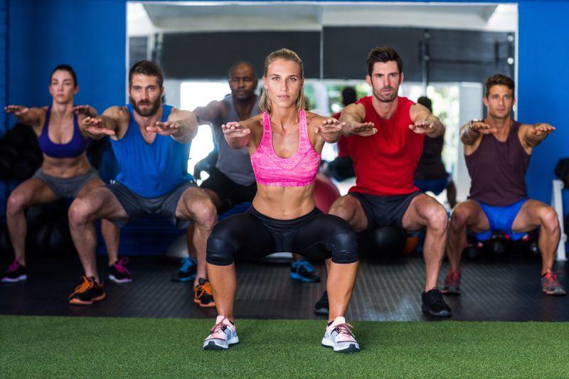 在健身房锻炼平衡的健身小组