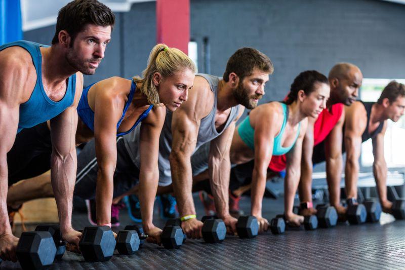 做哑铃俯卧撑的健身小组