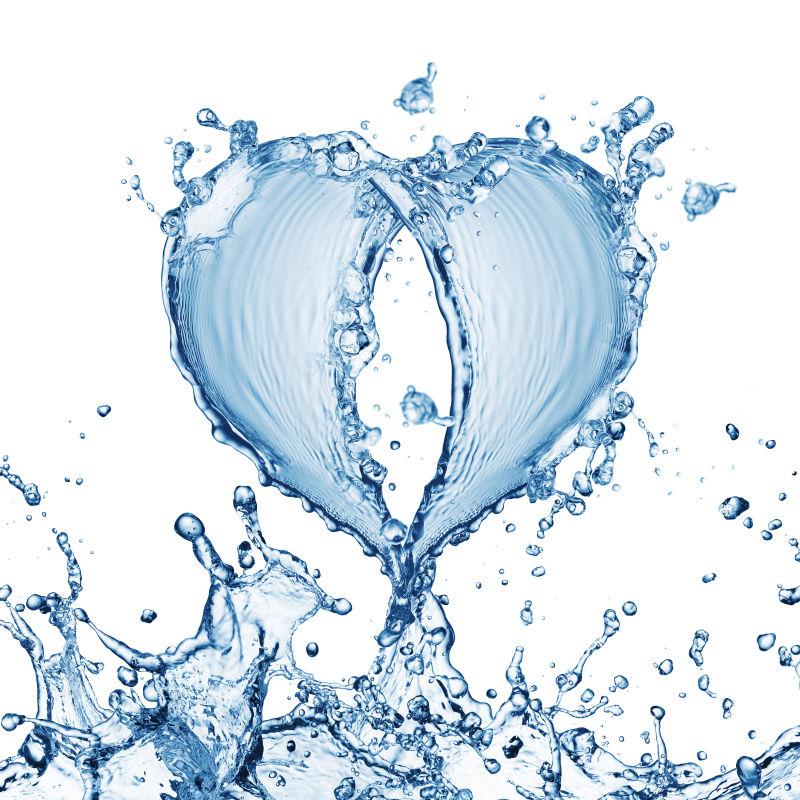 白色背景中飞溅的心形水