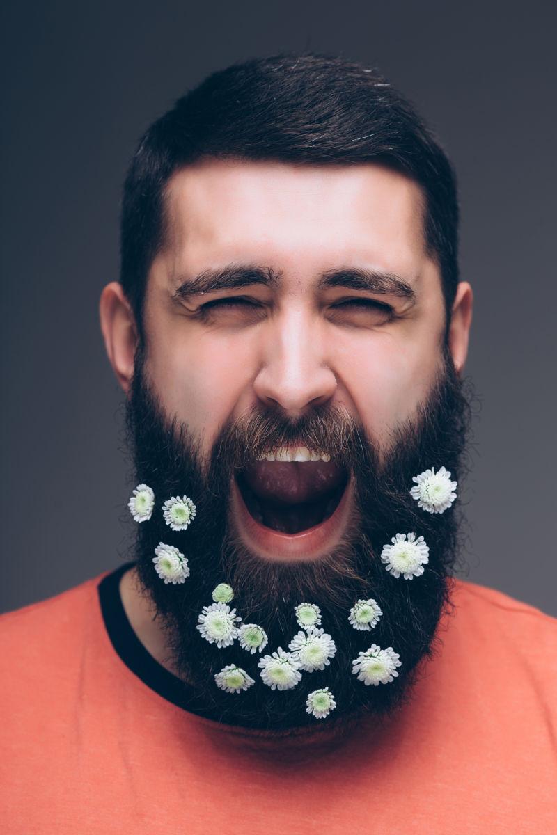 灰色背景中男子的胡须上花