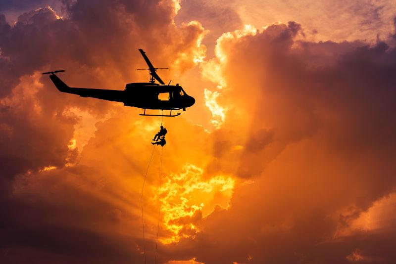 日落背景下的军事直升机