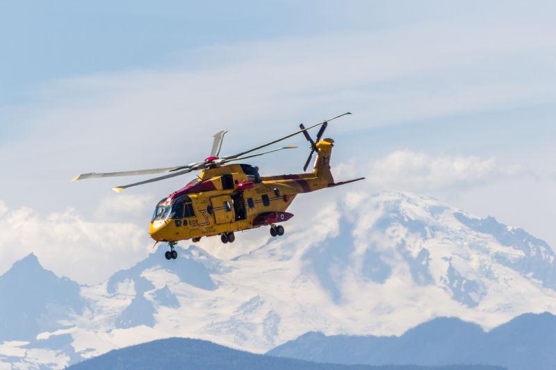 雪山上的救援直升机