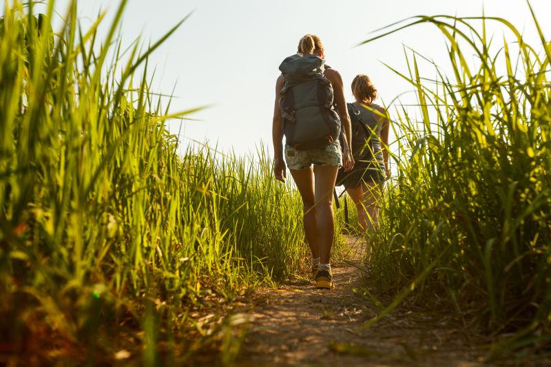 女性徒步旅行者背影