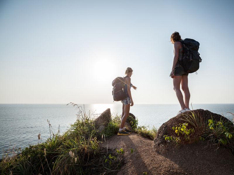 野外的徒步旅行女性
