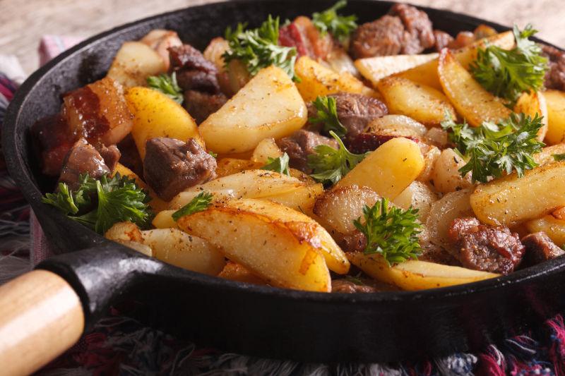 平底锅里的土豆炒肉