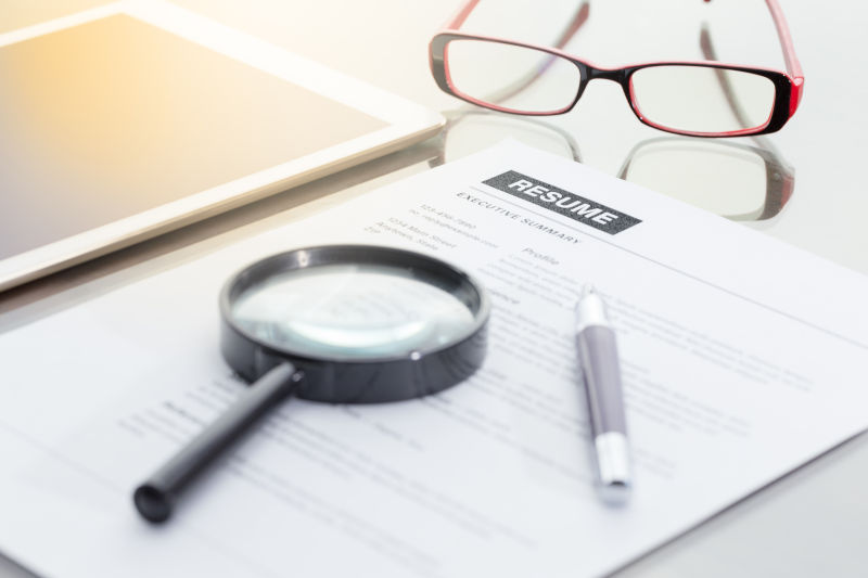 桌子上的放大镜笔和眼镜以及资料