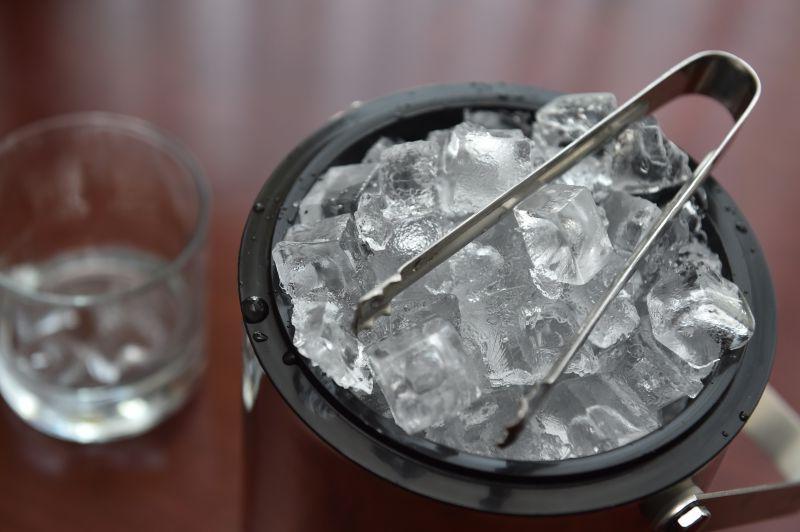 一桶冰块上面的钳子