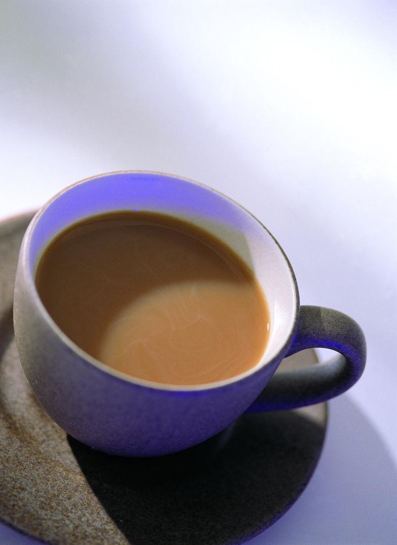 木桌上的一杯咖啡和糖