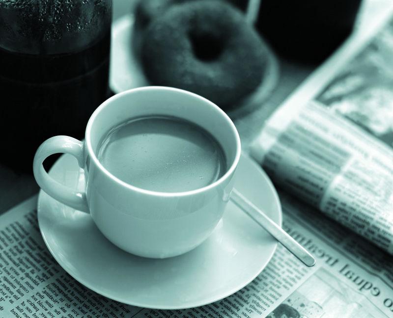 报纸上的一杯咖啡