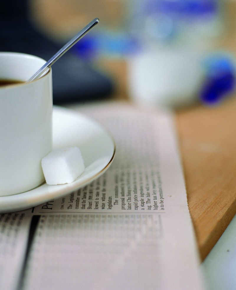 咖啡方糖和报纸