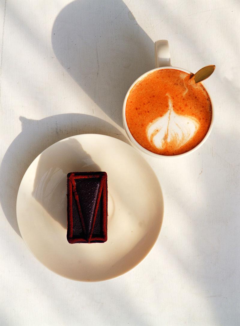 桌子上的花式咖啡和蛋糕