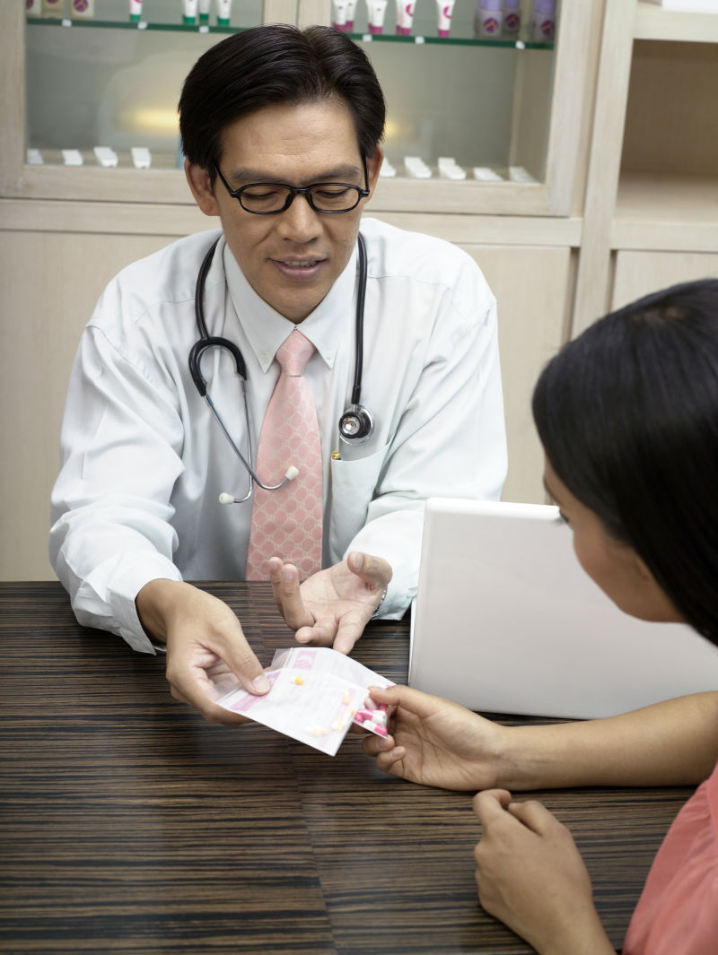 医生让女病人看药