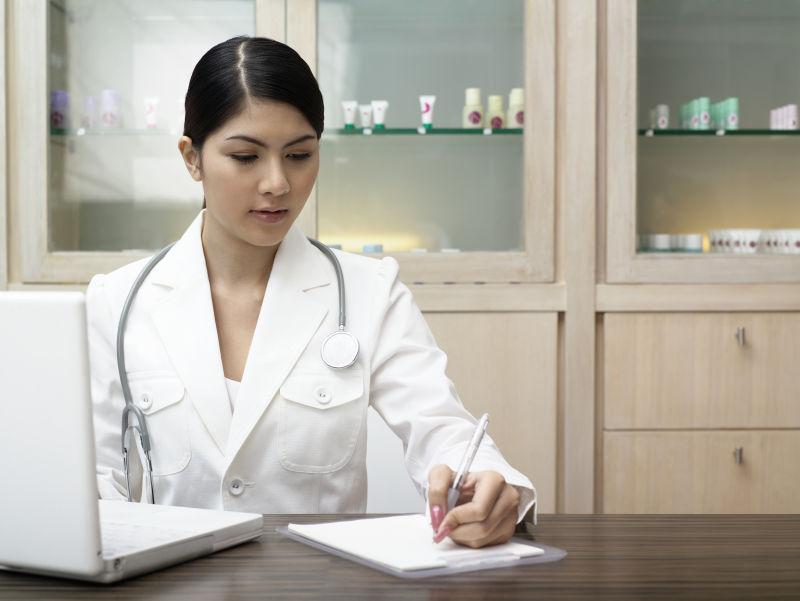 医疗美容整形女医生做笔记