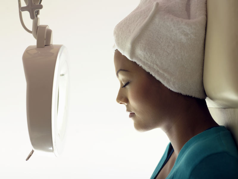 美女进行医疗美容整形