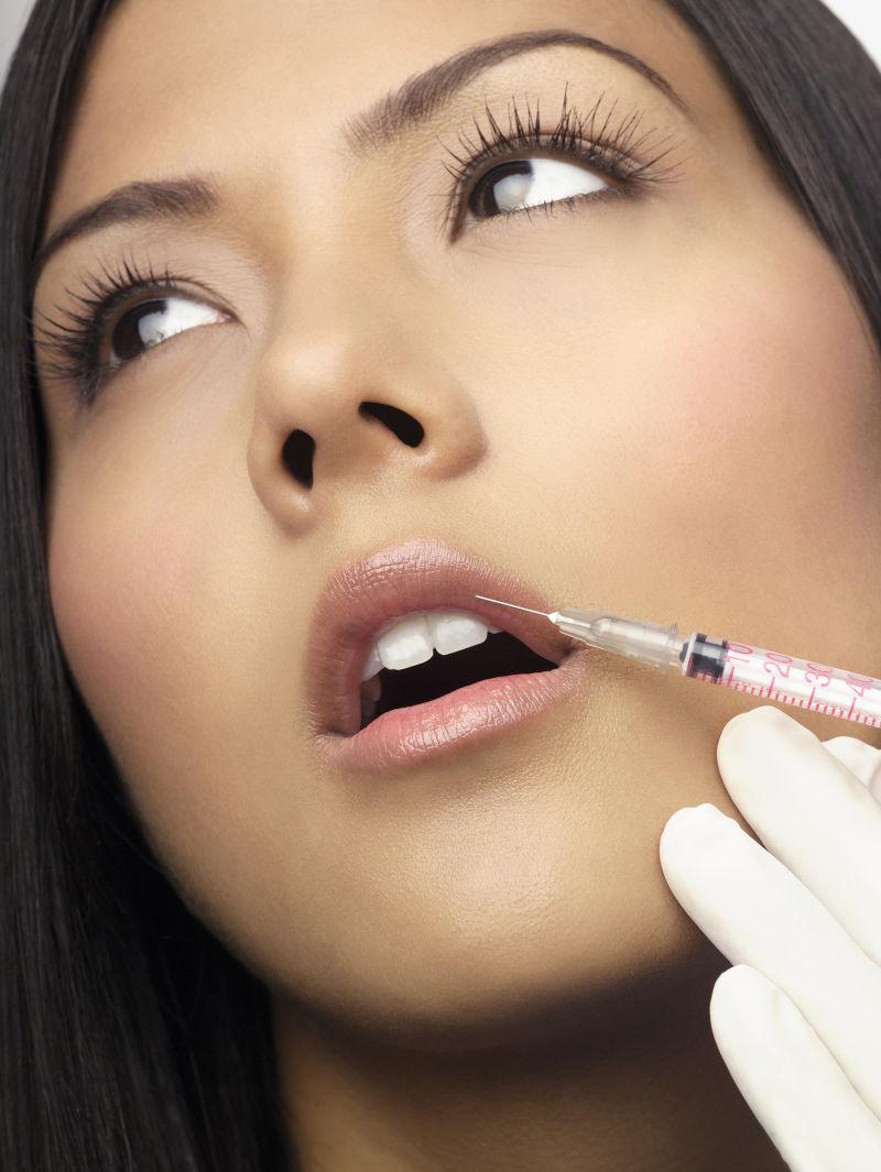 唇部注射胶原蛋白的美女